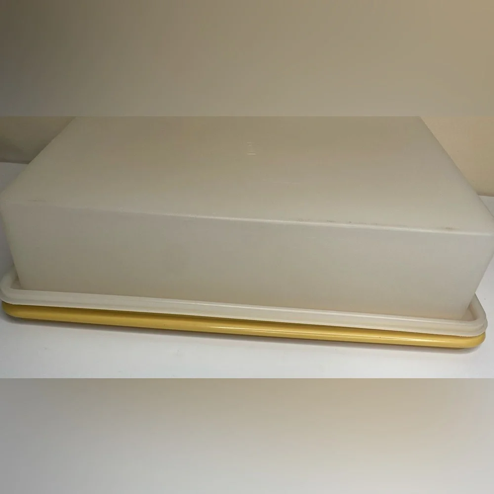 Vintage Tupperware 9x13 ‘Harvest Gold’ Sheet Cake Storage Container